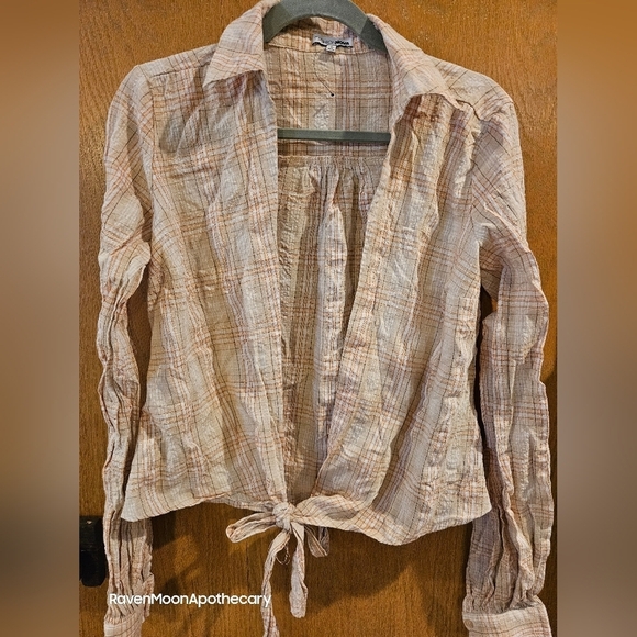 Fashion Nova Open Front/Tie at the bottom Women's Shirt - Picture 2 of 7